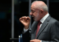 Sigilos bancários, fiscais e telefônicos de Lula e Flávio Bolsonaro seguem sem divulgação. André Mendonça afirma que os candidatos podem publicar os dados por conta própria.