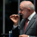 Sigilos bancários, fiscais e telefônicos de Lula e Flávio Bolsonaro seguem sem divulgação. André Mendonça afirma que os candidatos podem publicar os dados por conta própria.