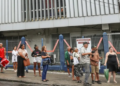 Chuva forte atrasa saída de eleitores no Rio durante o segundo turno das eleições de 2026. TRE-RJ informa mudanças em dois locais de votação.
