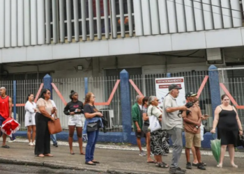 Chuva forte atrasa saída de eleitores no Rio durante o segundo turno das eleições de 2026. TRE-RJ informa mudanças em dois locais de votação.