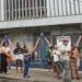 Chuva forte atrasa saída de eleitores no Rio durante o segundo turno das eleições de 2026. TRE-RJ informa mudanças em dois locais de votação.