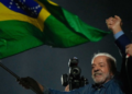 Professor da UFABC analisa os impactos da reeleição de Lula na América Latina, os desafios econômicos e as relações do Brasil com EUA, BRICS e Sul Global.