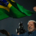 Professor da UFABC analisa os impactos da reeleição de Lula na América Latina, os desafios econômicos e as relações do Brasil com EUA, BRICS e Sul Global.