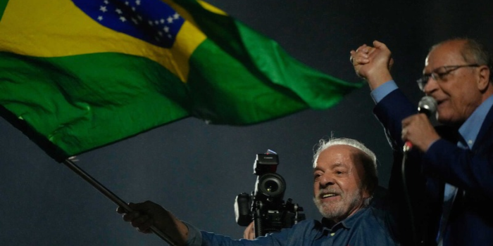 Professor da UFABC analisa os impactos da reeleição de Lula na América Latina, os desafios econômicos e as relações do Brasil com EUA, BRICS e Sul Global.