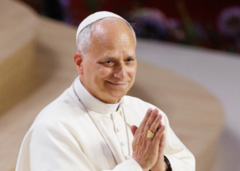 Papa Leão XIV prepara viagem ao Uruguai, Argentina e Peru entre 6 e 17 de novembro, após cirurgia pulmonar. Vaticano informa recuperação satisfatória.