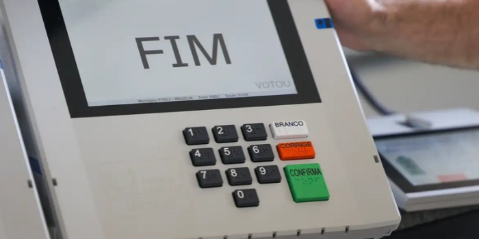 Segundo turno de 2026 teve quase 3 milhões de eleitores a mais nas urnas. Abstenção caiu para 19,22%, menor índice em 20 anos. Veja os dados.