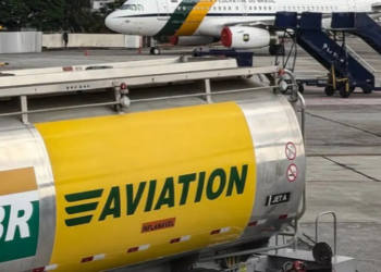 Petrobras reduz em 23,8% a intensidade de carbono do combustível sustentável de aviação produzido na Reduc, em Duque de Caxias, após auditoria internacional.