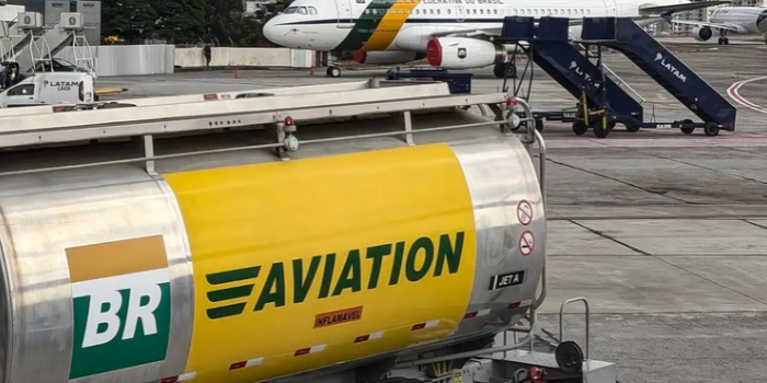 Petrobras reduz em 23,8% a intensidade de carbono do combustível sustentável de aviação produzido na Reduc, em Duque de Caxias, após auditoria internacional.
