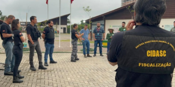 Técnicos da Cidasc realizam ações de fiscalização e vigilância sanitária no Oeste de Santa Catarina após a confirmação de focos da doença de Newcastle.