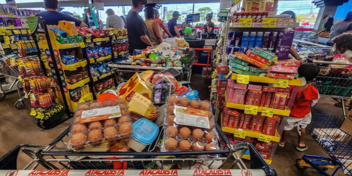 Vendas de alimentos crescem até 6,5% após proibição das bets no Brasil, aponta Abras. Sul, Minas, Espírito Santo e interior do Rio se destacam.