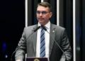 Flávio Bolsonaro teria deixado o Brasil após ordem do STF para entregar passaportes. Entenda o caso e confira o vídeo do Direto da Redação.