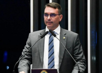 Flávio Bolsonaro teria deixado o Brasil após ordem do STF para entregar passaportes. Entenda o caso e confira o vídeo do Direto da Redação.