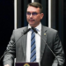 Flávio Bolsonaro teria deixado o Brasil após ordem do STF para entregar passaportes. Entenda o caso e confira o vídeo do Direto da Redação.