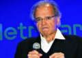 Polícia Federal investiga Paulo Guedes e dono da OnilX por suspeitas de crimes financeiros. Clientes relatam dificuldades para resgatar investimentos em criptomoedas.