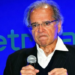 Polícia Federal investiga Paulo Guedes e dono da OnilX por suspeitas de crimes financeiros. Clientes relatam dificuldades para resgatar investimentos em criptomoedas.