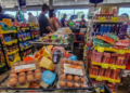 Consumo nos supermercados brasileiros cresce 2,70% em 2026, segundo a Abras, mas registra queda de 1,46% em setembro. Veja os fatores que influenciam as vendas.