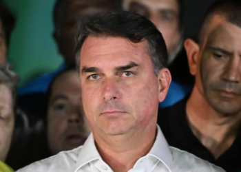 Flávio Bolsonaro entra nos EUA com autorização migratória temporária após viagem pela Argentina. New York Times relata participação de Trump e possível pedido de green card.