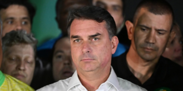 Flávio Bolsonaro entra nos EUA com autorização migratória temporária após viagem pela Argentina. New York Times relata participação de Trump e possível pedido de green card.