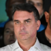 Flávio Bolsonaro entra nos EUA com autorização migratória temporária após viagem pela Argentina. New York Times relata participação de Trump e possível pedido de green card.