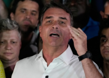 Flávio Bolsonaro afirma que pode disputar novamente a Presidência antes de 2030 caso uma decisão judicial determine a realização de novas eleições.