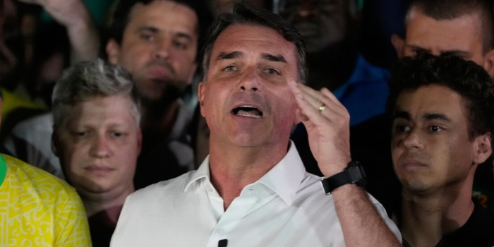 Flávio Bolsonaro afirma que pode disputar novamente a Presidência antes de 2030 caso uma decisão judicial determine a realização de novas eleições.