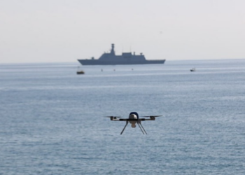 Irã denuncia suposto ataque de drones contra barcos de pesca no Estreito de Ormuz. Dois pescadores foram resgatados e outros dois seguem desaparecidos.