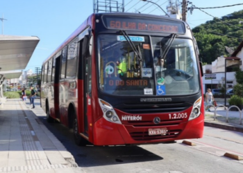 Niterói reforça os ônibus após mudanças em 11 locais de votação. Operação inclui gratuidade e duas linhas circulares no domingo.