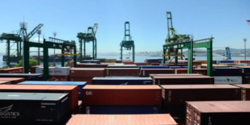 Brasil registra superávit comercial de US$ 7,74 bilhões em setembro, impulsionado pelo aumento das exportações de petróleo, soja, combustíveis e cobre.