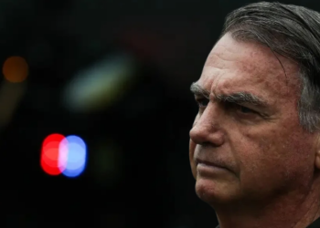 PGR se manifesta a favor da retomada das visitas de Flávio Bolsonaro ao pai, Jair Bolsonaro. Pedido ainda será analisado por Alexandre de Moraes.