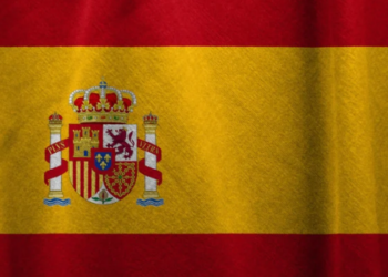 Espanha antecipa eleições em meio à crise habitacional, enquanto protestos na França e tiroteio nos EUA marcam o noticiário internacional.