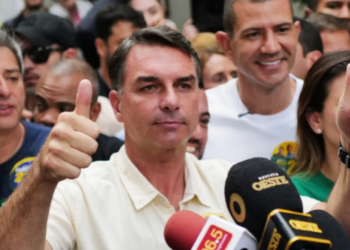 PP e União Brasil anunciam apoio a Flávio Bolsonaro no segundo turno. Ronaldo Caiado e Romeu Zema também declararam apoio ao candidato do PL.