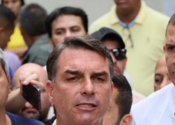 Flávio Bolsonaro termina o primeiro turno à frente de Lula, declara “fim da era do PT” e os dois disputam a Presidência no segundo turno em 25 de outubro.