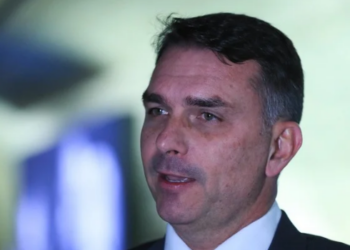 Polícia descarta bomba em carro da comitiva de Flávio Bolsonaro após debate presidencial na Band, em São Paulo.