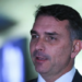 Polícia descarta bomba em carro da comitiva de Flávio Bolsonaro após debate presidencial na Band, em São Paulo.