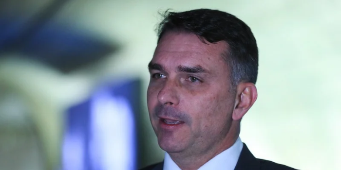 Polícia descarta bomba em carro da comitiva de Flávio Bolsonaro após debate presidencial na Band, em São Paulo.