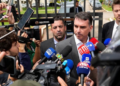Empresa ligada a advogado investigado por fraudes no INSS pagou três voos de Flávio Bolsonaro na Europa em 2025, segundo documentos da PF.