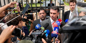 Empresa ligada a advogado investigado por fraudes no INSS pagou três voos de Flávio Bolsonaro na Europa em 2025, segundo documentos da PF.