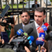 Empresa ligada a advogado investigado por fraudes no INSS pagou três voos de Flávio Bolsonaro na Europa em 2025, segundo documentos da PF.