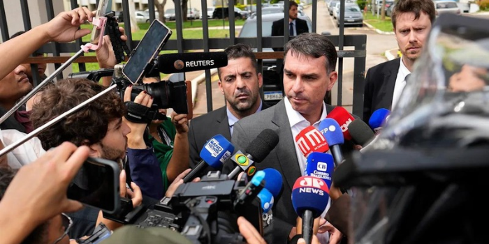 Empresa ligada a advogado investigado por fraudes no INSS pagou três voos de Flávio Bolsonaro na Europa em 2025, segundo documentos da PF.