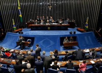  Oposição tenta adiar votação da PEC que acaba com a escala 6x1 no Senado. Proposta prevê jornada de 40 horas e dois dias de descanso sem redução salarial.