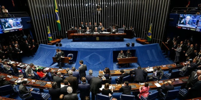 Oposição tenta adiar votação da PEC que acaba com a escala 6x1 no Senado. Proposta prevê jornada de 40 horas e dois dias de descanso sem redução salarial.