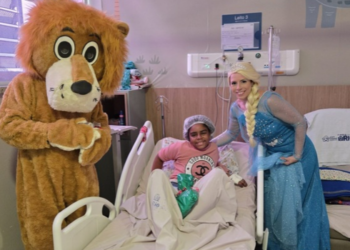 Mais de 30 crianças internadas no Hospital Souza Aguiar participaram de uma manhã especial de Dia das Crianças com presentes, brincadeiras e personagens.
