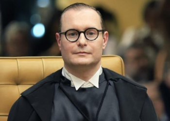 Zanin rejeita pedido de Eduardo Paes no STF e mantém decisão que anula votos de Garotinho. Douglas Ruas pode vencer eleição do RJ no primeiro turno.