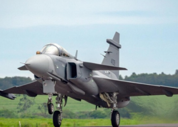 Primeiro caça Gripen E produzido no Brasil realiza voo inaugural em Gavião Peixoto e inicia nova etapa de testes antes da entrega à FAB.