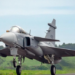 Primeiro caça Gripen E produzido no Brasil realiza voo inaugural em Gavião Peixoto e inicia nova etapa de testes antes da entrega à FAB.