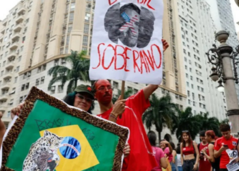 Estudantes realizaram manifestação em apoio a Lula no Centro do Rio, com reivindicações envolvendo educação, democracia, direitos sociais e fim da escala 6x1.
