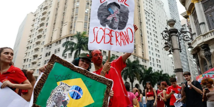Estudantes realizaram manifestação em apoio a Lula no Centro do Rio, com reivindicações envolvendo educação, democracia, direitos sociais e fim da escala 6x1.