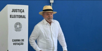 Presidente Lula vota na Escola Estadual João Firmino Correia de Araújo, em São Bernardo do Campo, neste domingo (25).