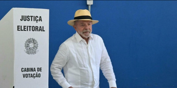 Presidente Lula vota na Escola Estadual João Firmino Correia de Araújo, em São Bernardo do Campo, neste domingo (25).