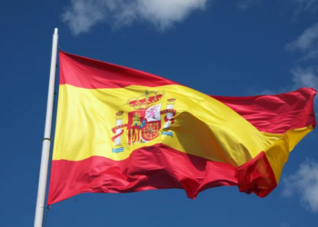 Crise habitacional na Espanha e protestos estudantis na França e Bélgica aumentam a tensão social na Europa, enquanto caso de Christa Pike repercute nos EUA.